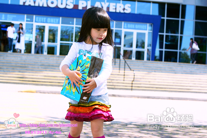 蓝精灵村庄_蓝精灵真人电影 CG动画 70后80后重温童年