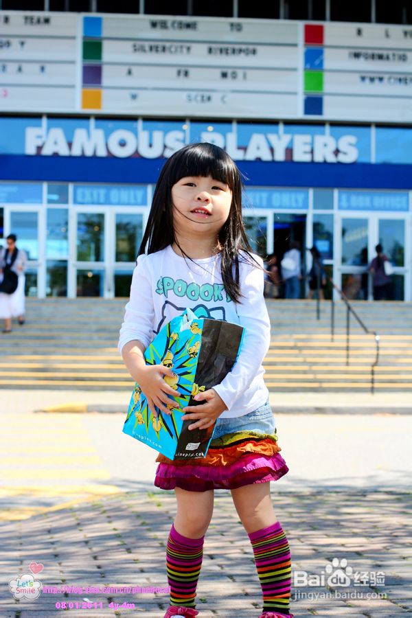 蓝精灵真人电影 CG动画 70后80后重温童年_蓝精灵村庄