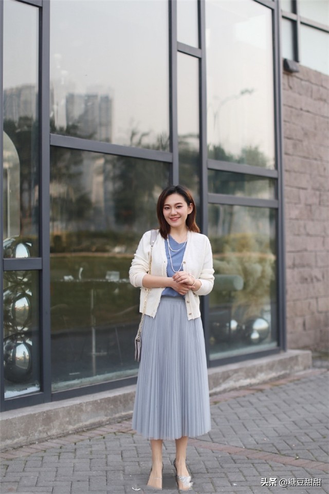 百褶裙穿搭技巧_长款百搭衣服_春季百褶裙