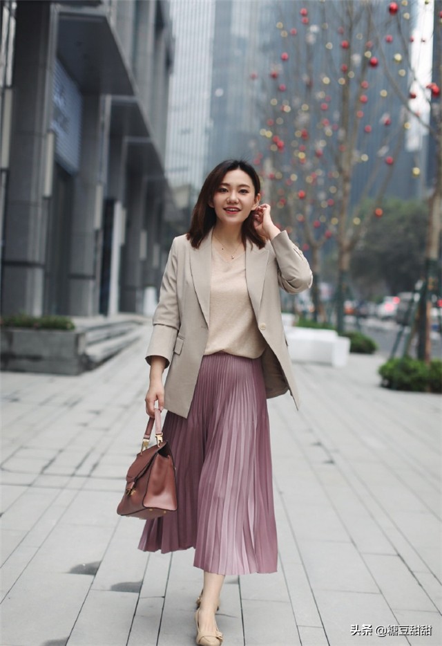 春季百褶裙_长款百搭衣服_百褶裙穿搭技巧