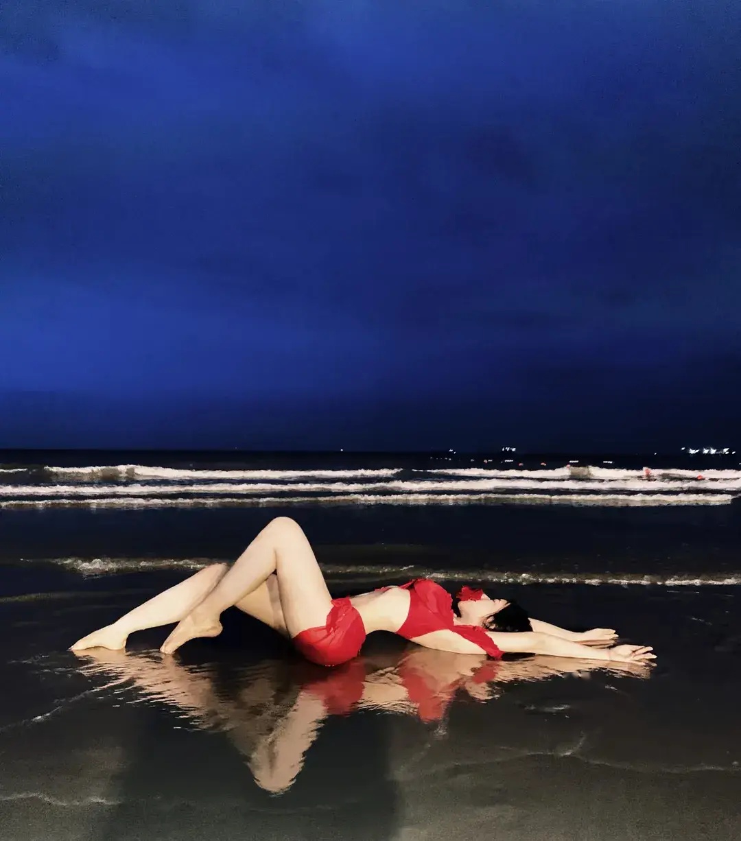 沙滩上的美女图片_比基尼女神如诗如画的美_沙滩比基尼女神羞涩诗意
