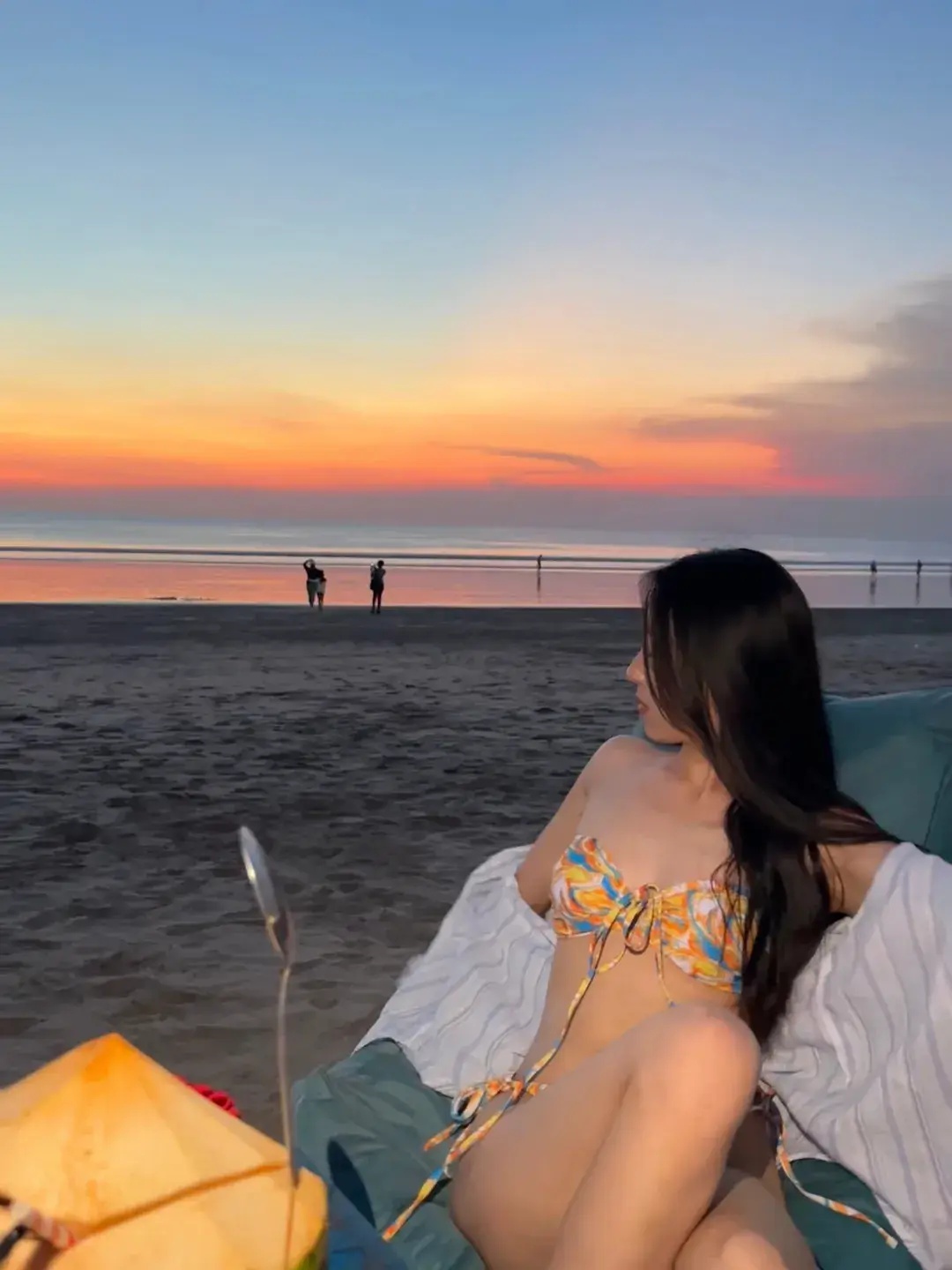 沙滩上的美女图片_比基尼女神如诗如画的美_沙滩比基尼女神羞涩诗意