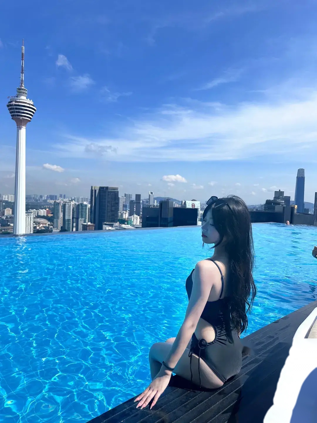 沙滩上的美女图片_沙滩比基尼女神羞涩诗意_比基尼女神如诗如画的美