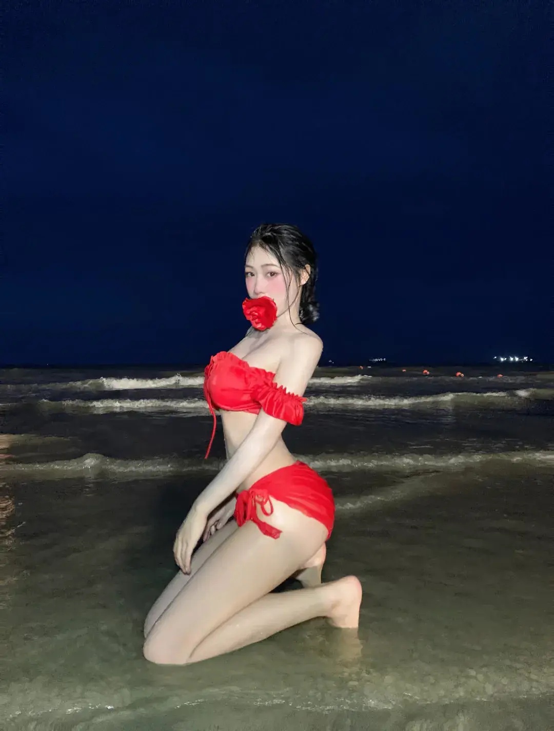 沙滩上的美女图片_比基尼女神如诗如画的美_沙滩比基尼女神羞涩诗意