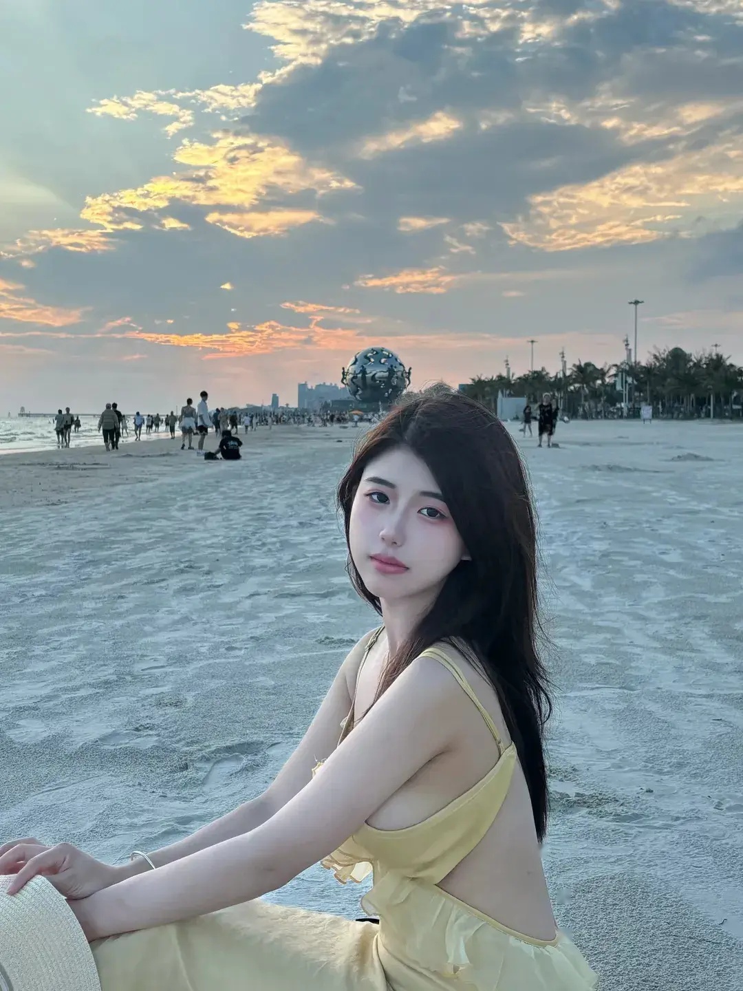 沙滩比基尼女神羞涩诗意_比基尼女神如诗如画的美_沙滩上的美女图片