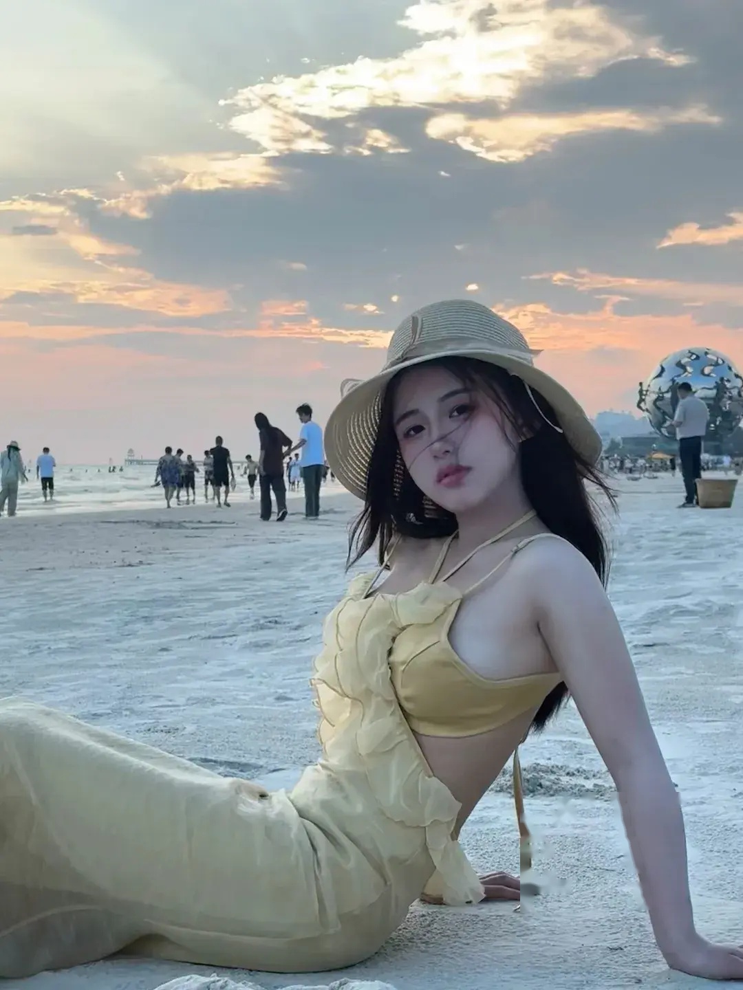 沙滩比基尼女神羞涩诗意_沙滩上的美女图片_比基尼女神如诗如画的美