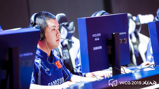 黄金AK穿越火线_穿越火线70KG_cf穿越火线名字