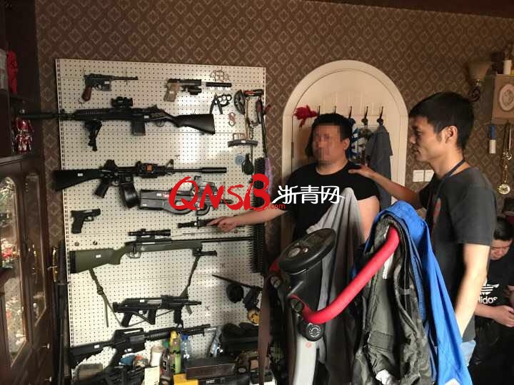 男子把书房变成枪械库 整面墙壁都是"枪"惊呆警方