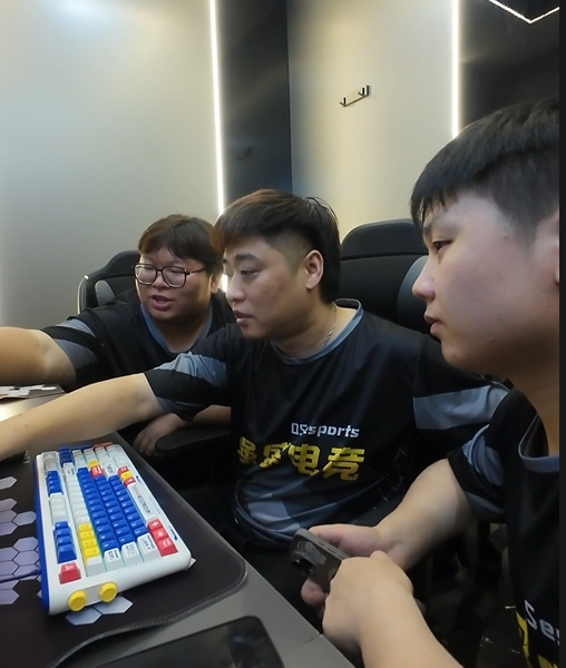 穿越火线比赛2025_穿越火线百城联赛老兵 36岁电竞选手 何强电竞黄埔军校