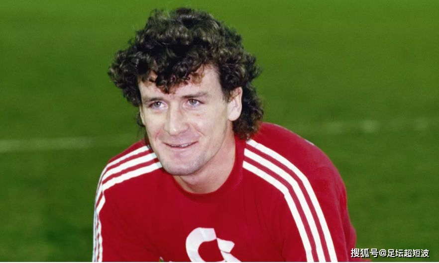 英国足球历史最佳球员_足球明星排名世界前十_英国足球名人堂球员