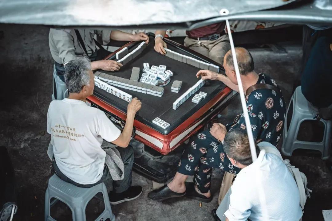 麻将桌上的博弈_简单三人麻将规则_春节家庭麻将局