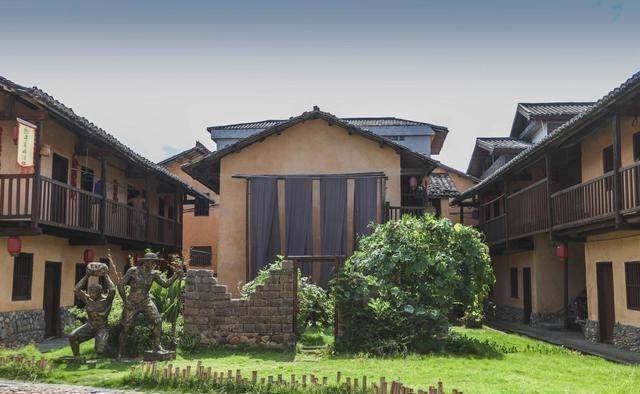 江西又一座古村，建于明朝，村民皆为陈姓，还有两座清朝客家围屋