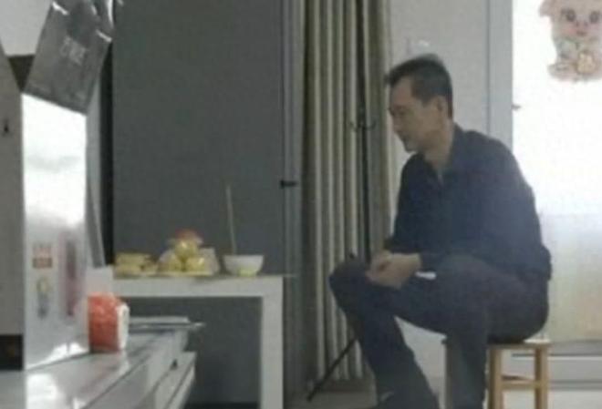 21岁女孩想不开从17楼一跃而下，卡里仅剩一元，手机藏有残忍秘密