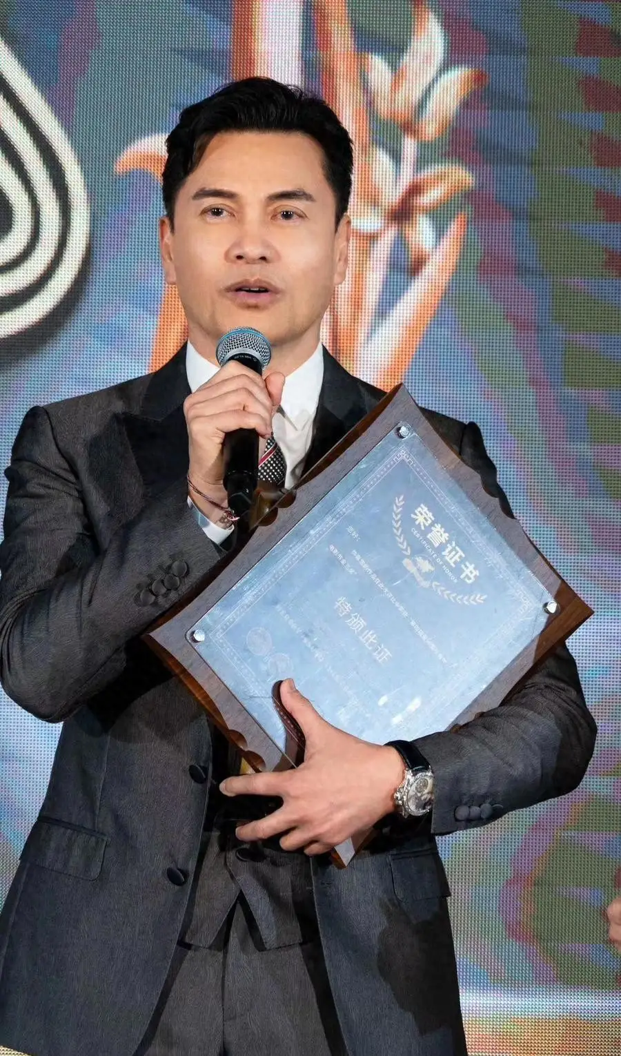 杨小娟晒半山豪宅喜鹊报喜，吕良伟娶旺夫女家业兴旺，儿子有出息