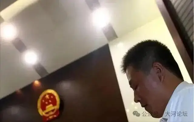 「不是你撞的，干嘛去扶」的法官：17年后，各方煎熬的人生