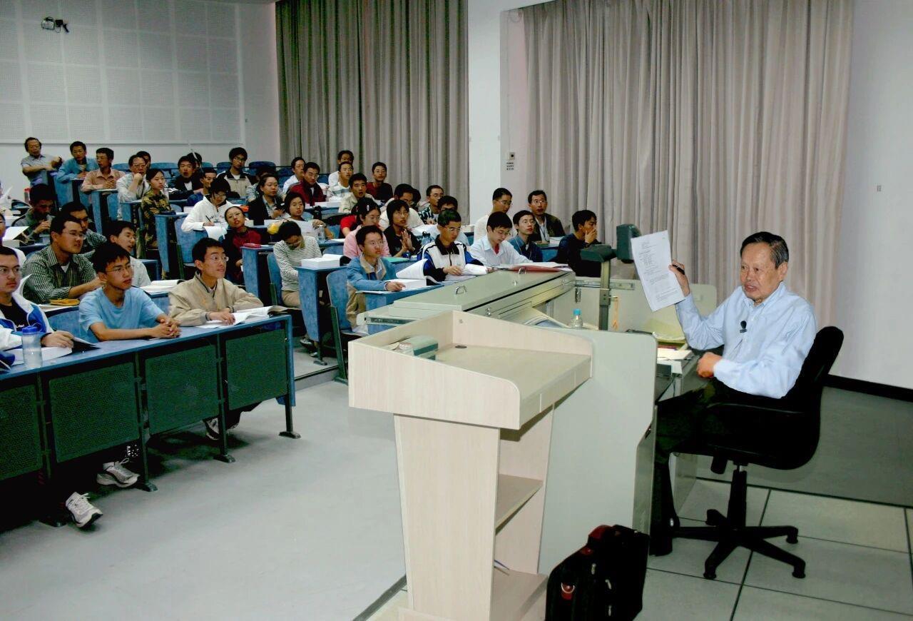 103岁科学巨匠一生走了一个大圈——杨振宁留在清华园的三处“足迹”