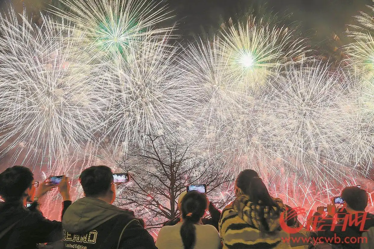 “金蛇”狂舞贺新春 超15万发烟花闪耀羊城夜空
