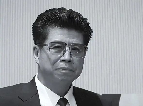 他是建国以来潜逃级别最高的贪官：至今还未落网，逃跑方式成了谜