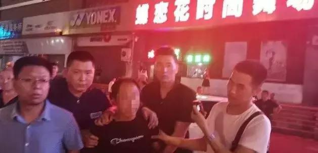 杀害一个近盲的老人后，他就躺在屋后的玉米丛里