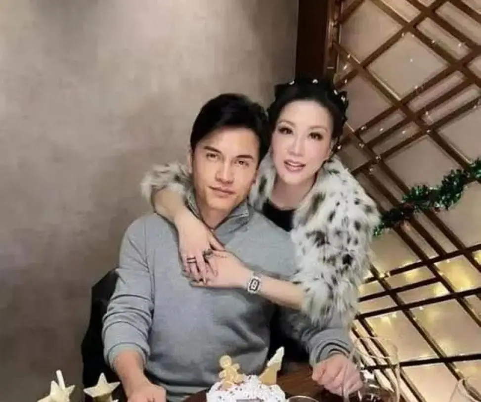 69岁吕良伟携54岁爱妻赴宴 冻龄夫妻似30岁羡煞旁人