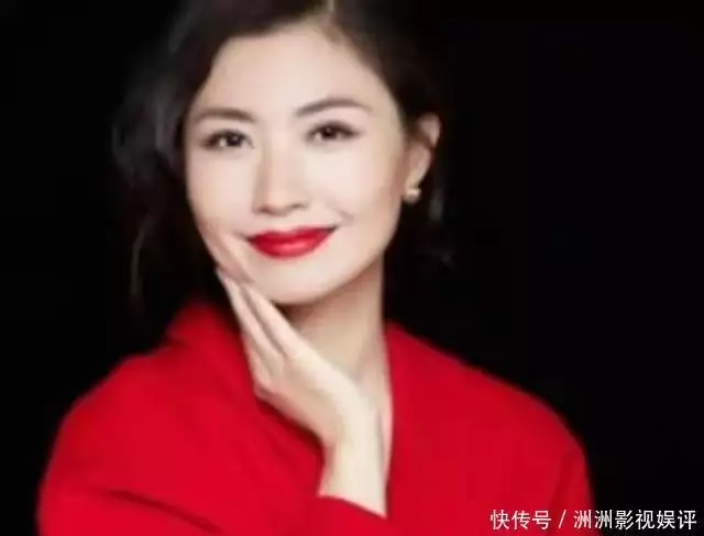 28岁辞职央视主持人，39岁全家移居日本，如今43岁的她后悔了吗