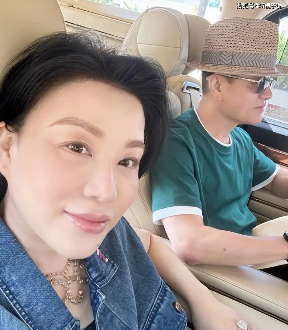 68岁吕良伟赢麻了！与53岁富豪妻子同框更年轻，像28岁精神小伙