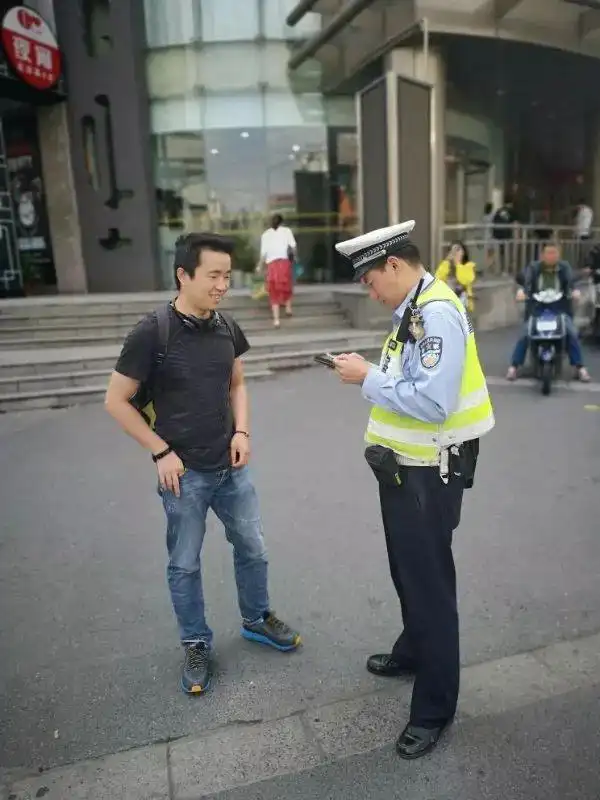 「一线微观」上海公安持续严查严管非机动车和行人交通违法！