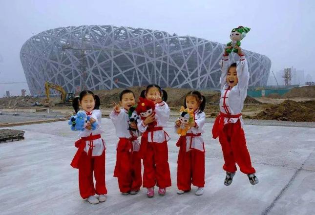 中国首例五胞胎长大了，父亲却过劳去世，现状令人唏嘘…