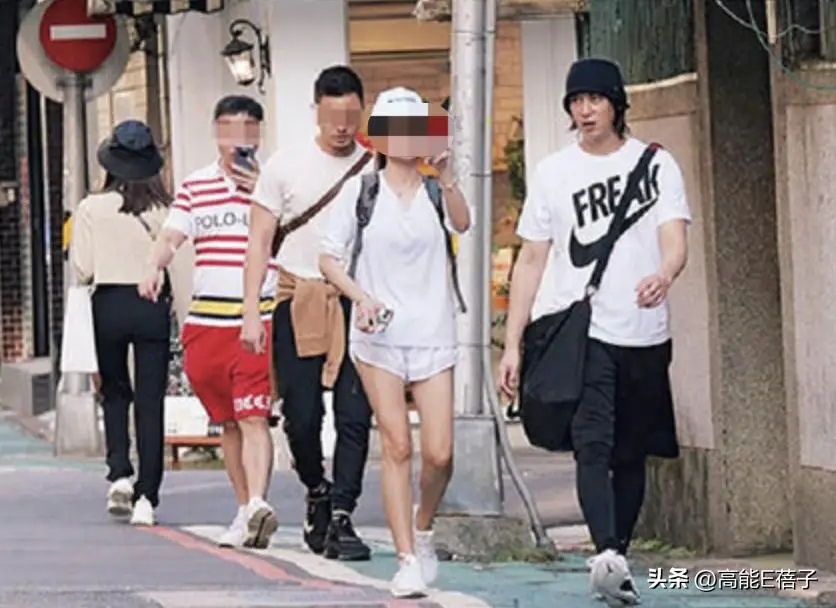 46岁陈楚河曝现状！脸圆润有小肚子和女伴打球被拍，太子变大叔？