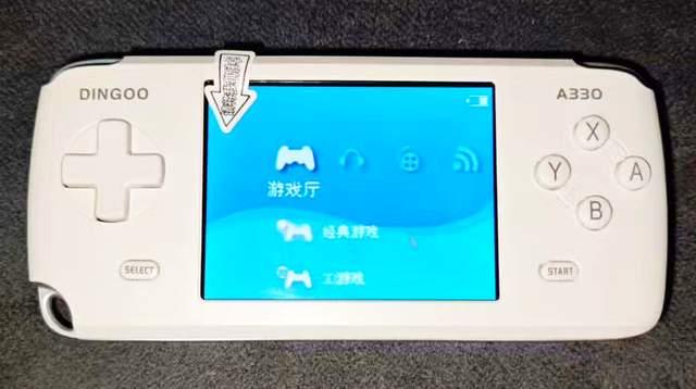 外形参照手柄设计的国产掌机，2.8英寸小屏，千余款游戏随意玩