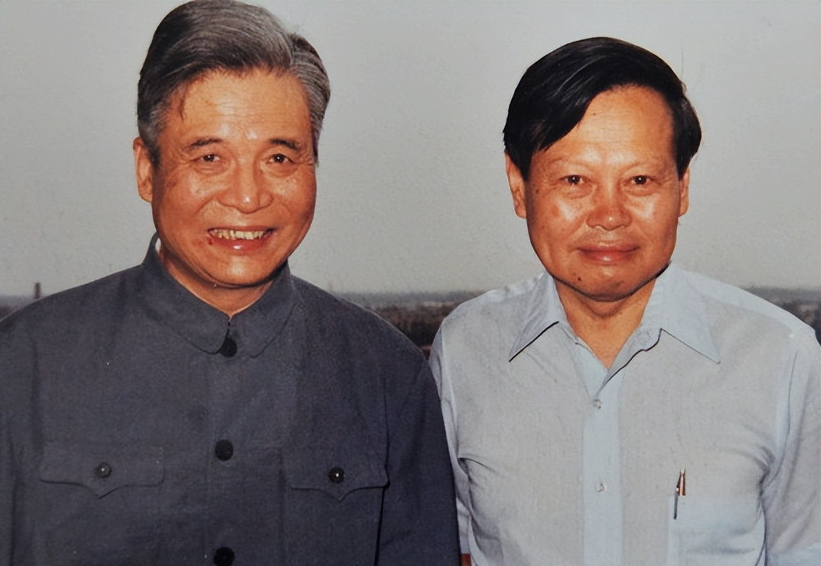 杨振宁三次拒绝父亲回国邀请，父亲抱憾离世，杨振宁一直耿耿于怀