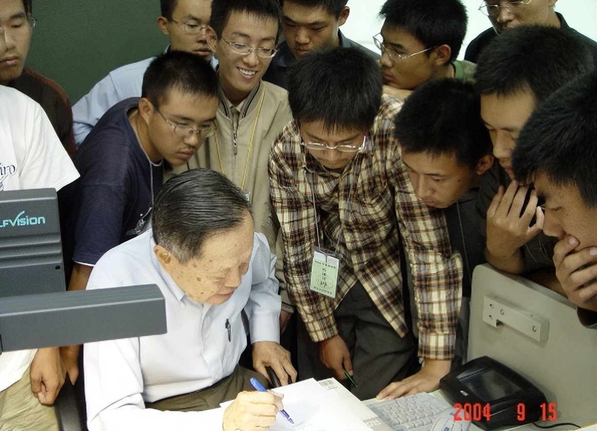 杨振宁三次拒绝父亲回国邀请，父亲抱憾离世，杨振宁一直耿耿于怀