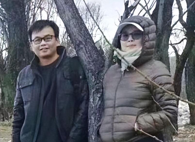 袁立：放着阔太不做，2段婚姻3次绯闻，后嫁小11岁穷男子后悔吗？