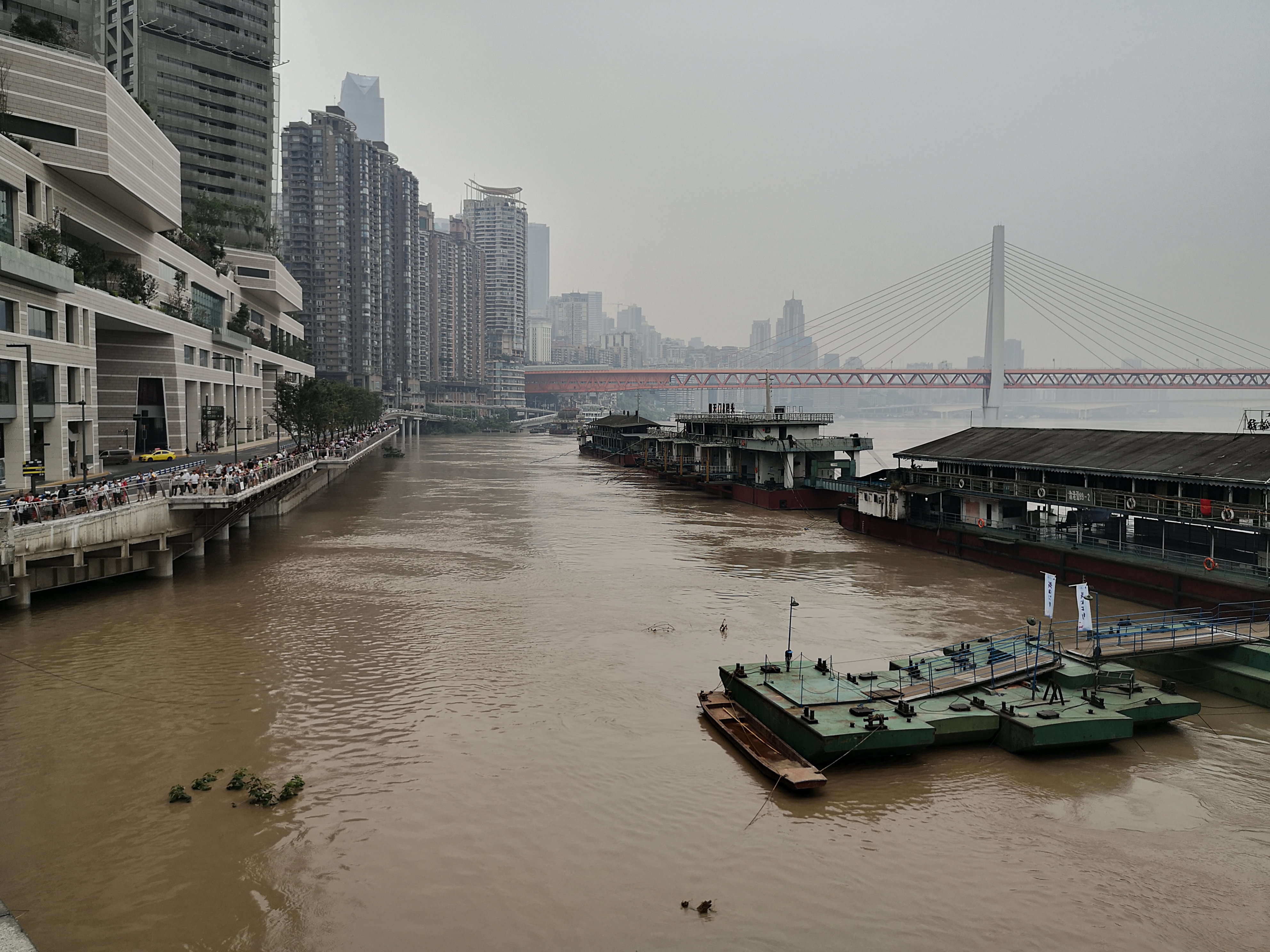 直击重庆洪水：两江交汇“鸳鸯锅”没了，洪崖洞景区受灾关闭