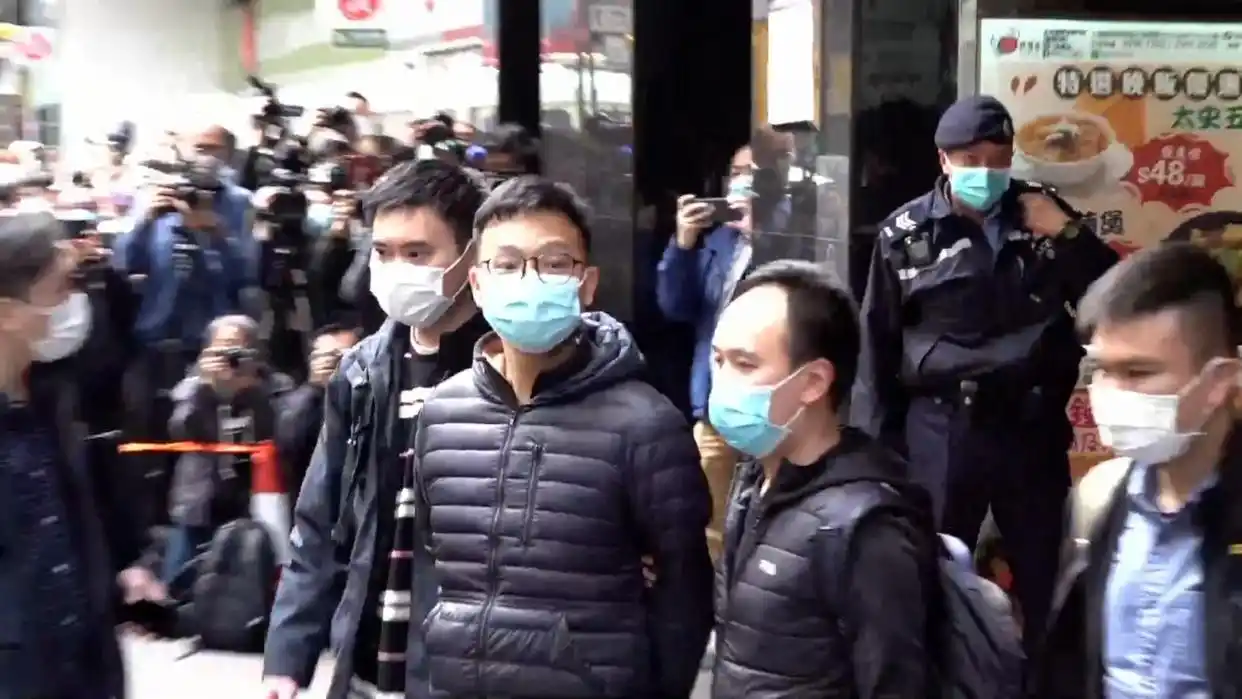 港警通缉“立场新闻”创始人、正式控告两高层，其英国分社停运