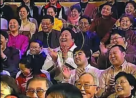 霸屏春晚19年的“笑脸哥”，为何今年没出现？他的来历竟如此简单！