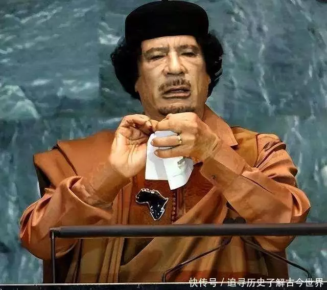 卡扎菲死前：躲进下水道被揪出，对打了他两巴掌的士兵说了两句话