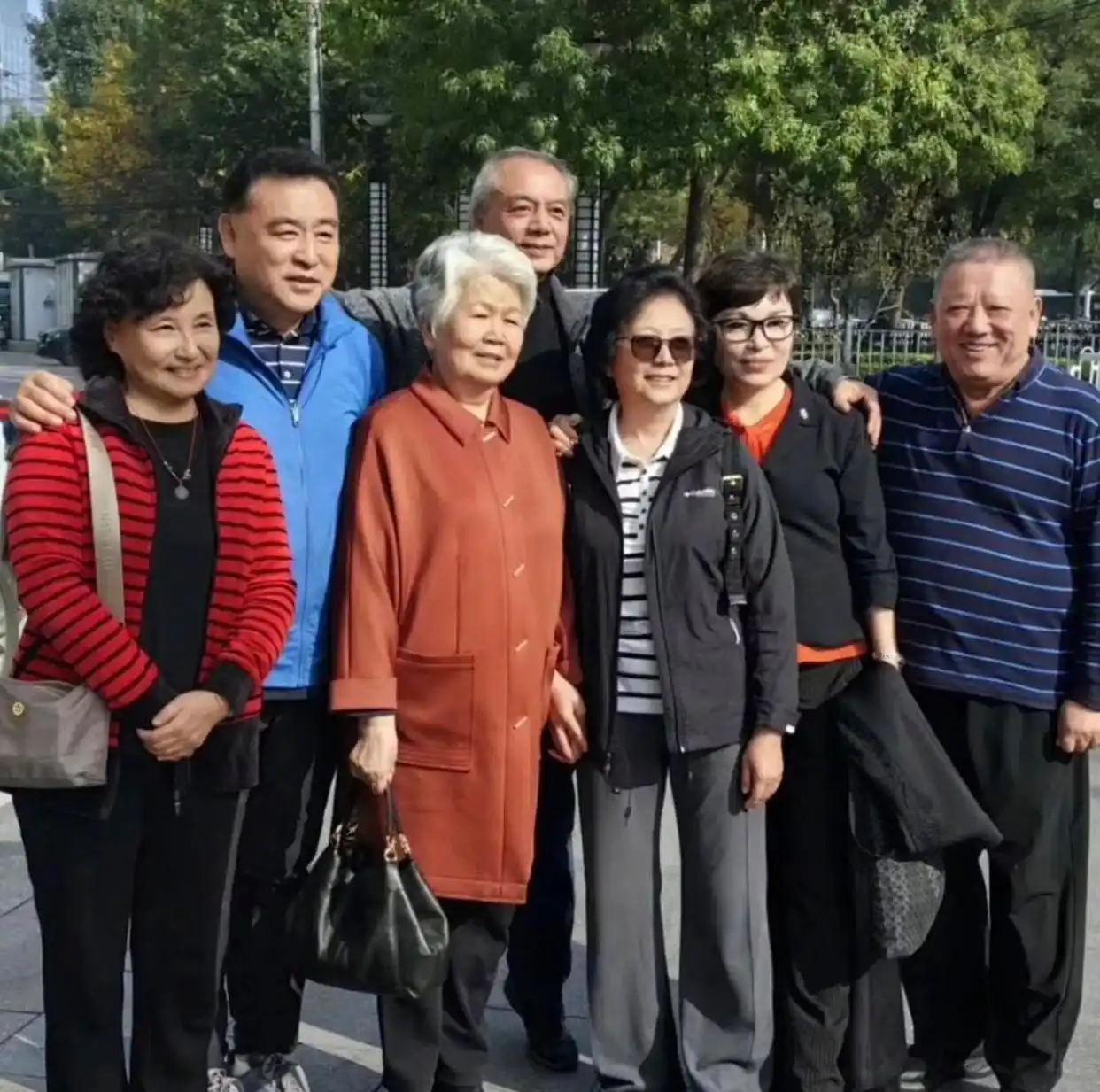 回顾邢质斌近照曝光：76岁满头白发，与丈夫相濡以沫安享晚年