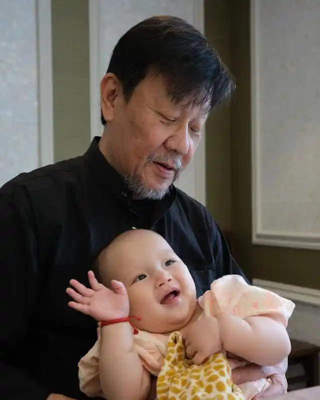 68岁寇世勋近况，晚年常伴原配家人，二房3子女海外留学