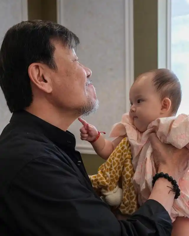 68岁寇世勋近况，晚年常伴原配家人，二房3子女海外留学