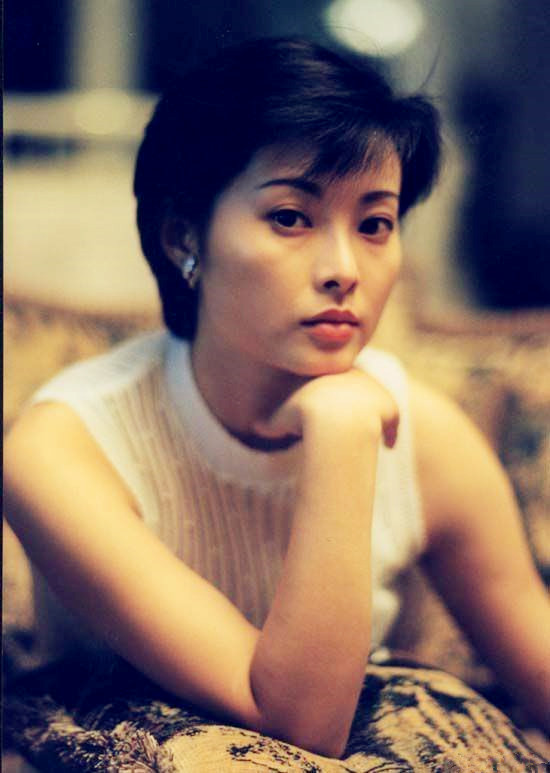 与富商同居12年，与两任前夫闪离，三婚嫁给穷诗人的袁立不后悔？