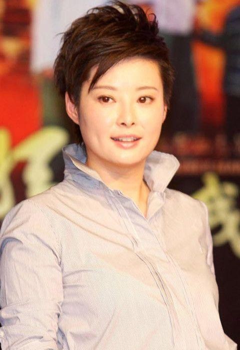 袁立：被徐威宠了12年，三婚两离后50岁无子女，她到底图什么？