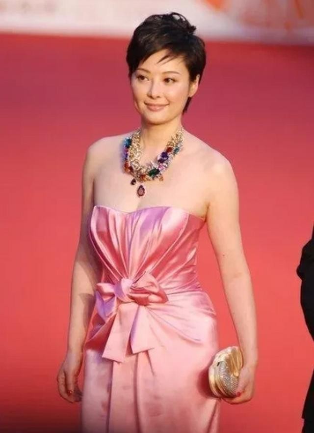 袁立：被徐威宠了12年，三婚两离后50岁无子女，她到底图什么？
