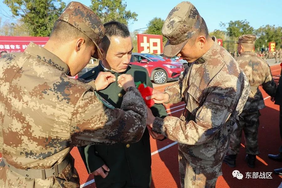 太暖了！老兵退伍返乡，专车相送