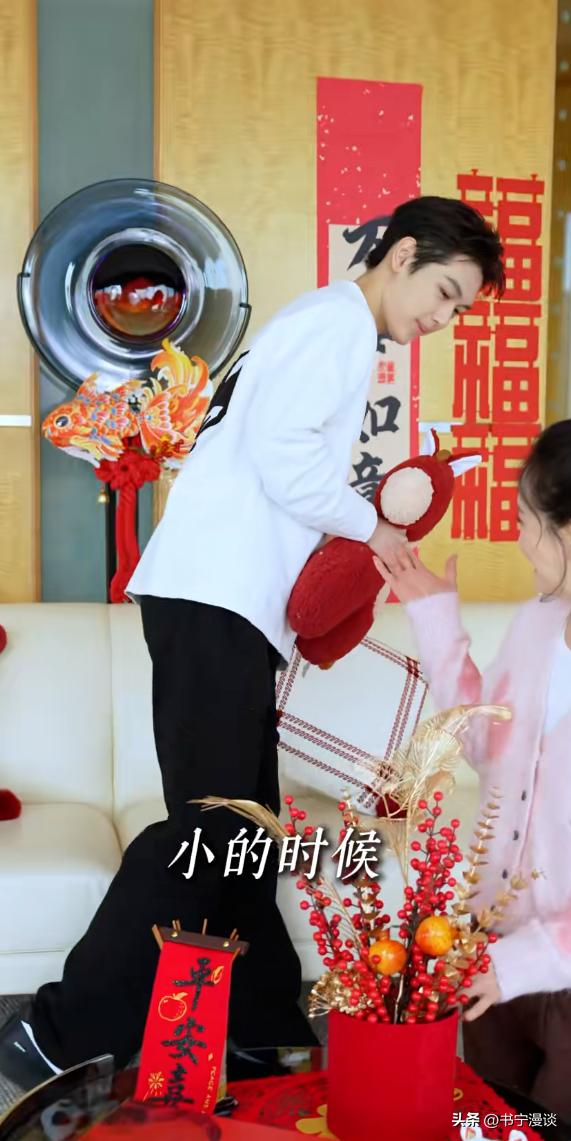 王艳儿子帅到认不出！19岁球球和妈妈一起布置豪宅 高又帅比例绝佳