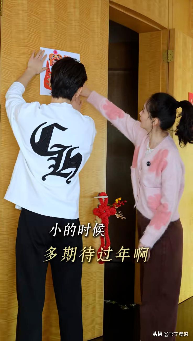 王艳儿子帅到认不出！19岁球球和妈妈一起布置豪宅 高又帅比例绝佳