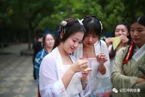 【今日七夕】七月七日七夕情，祝福送给天下人，年年岁岁手相牵，朝朝暮暮共白头！