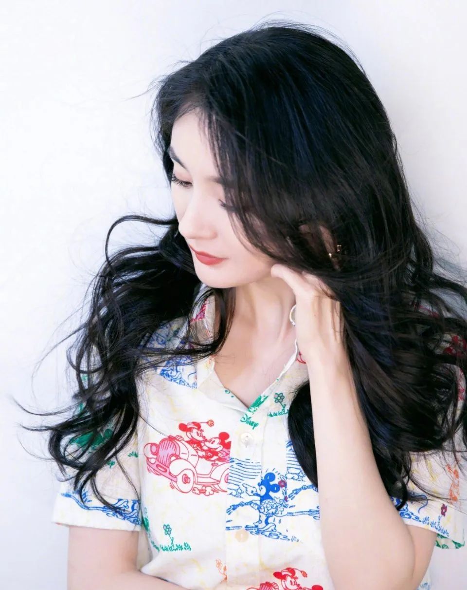 杨幂直播造型分析_杨幂李佳琦直播间穿搭_杨幂直播间