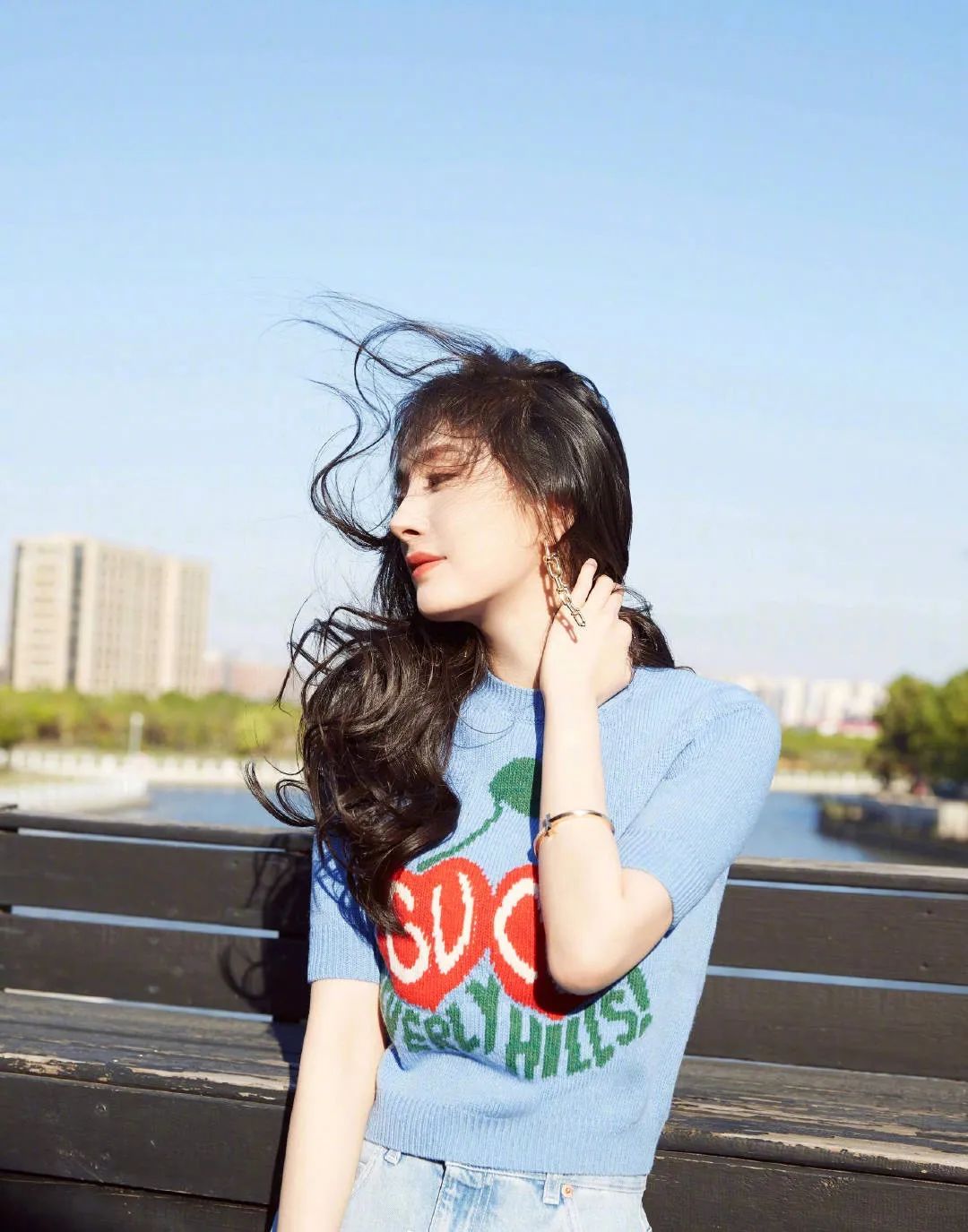 杨幂李佳琦直播间穿搭_杨幂直播造型分析_杨幂直播间