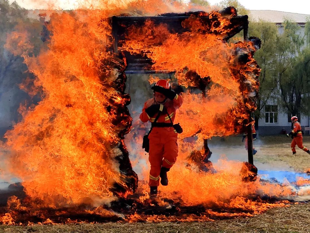 火场心理行为训练_穿越火线真人版_模拟真实火场环境